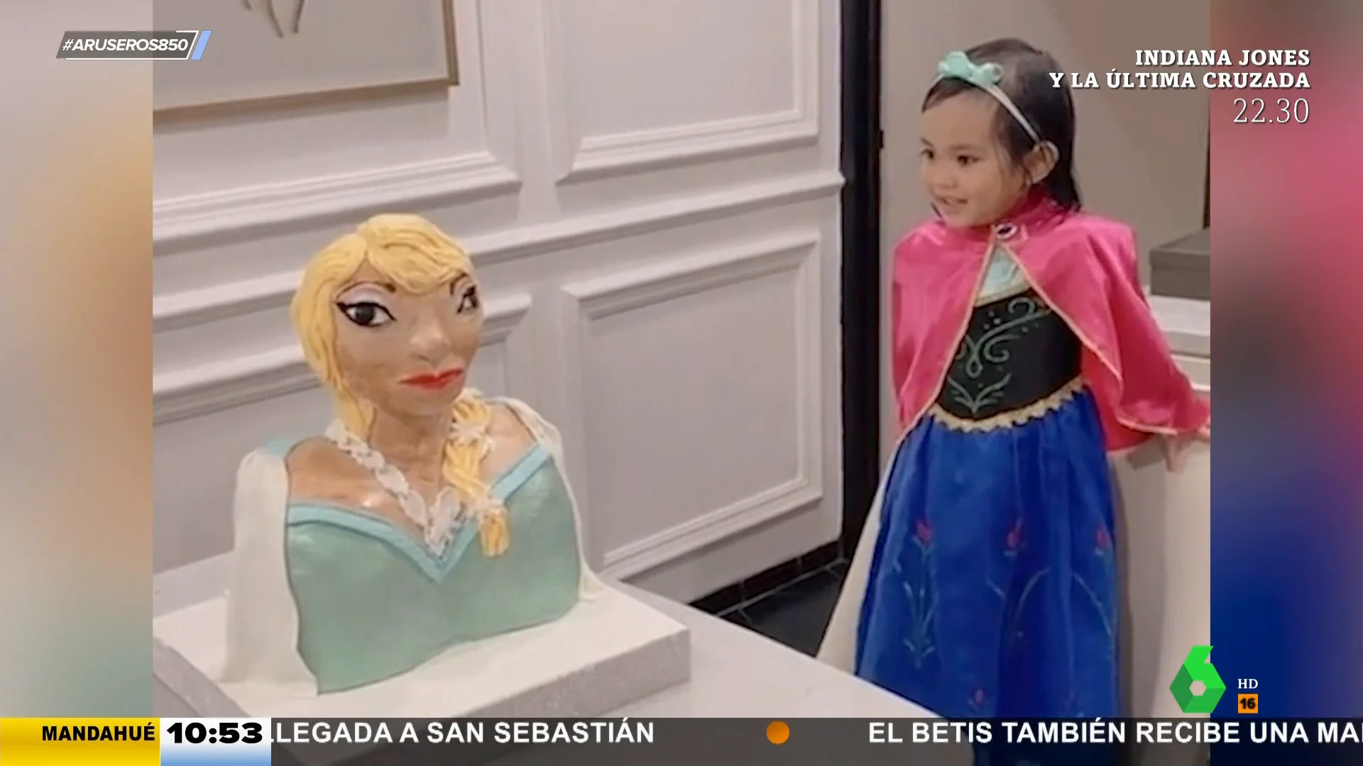 La divertida reacción de una niña ante su peculiar tarta de cumpleaños