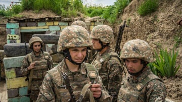 Varios soldados en un puesto en el Nagorno Karabaj en 2015