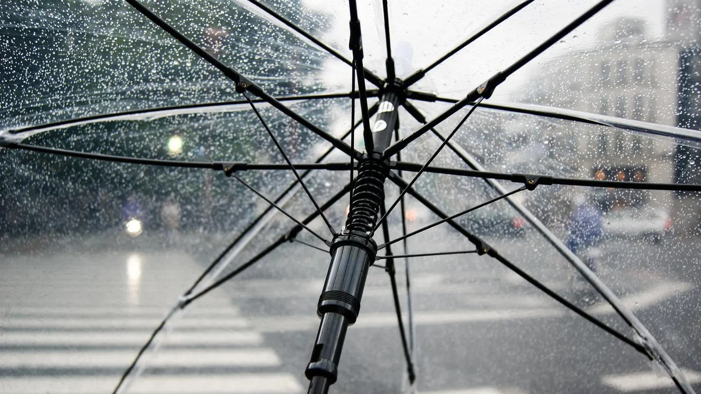 Un paraguas bajo la lluvia Hasta cuándo durará la tormenta