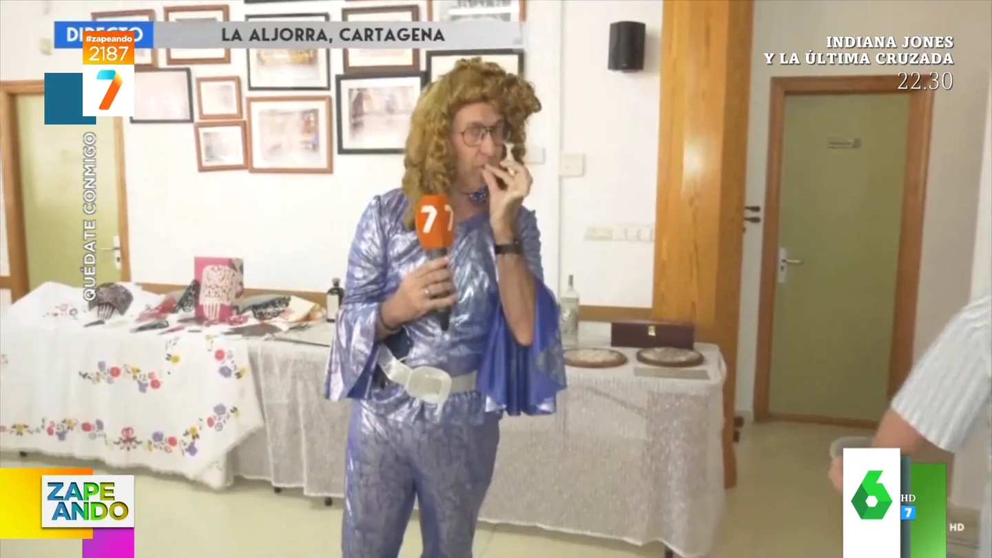 Un reportero se disfraza de ABBA para su directo Un reportero se disfraza de ABBA para su directo