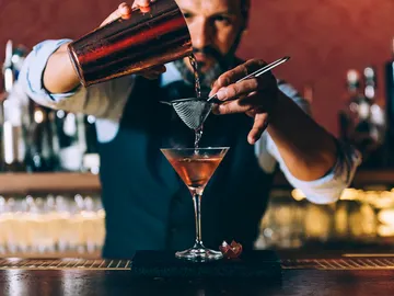 Imagen de archivo de un coctelero en un bar Imagen de archivo de un coctelero en un bar