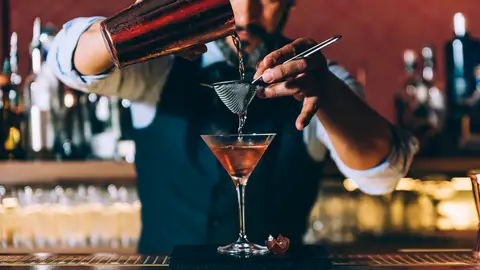 Imagen de archivo de un coctelero en un bar Imagen de archivo de un coctelero en un bar