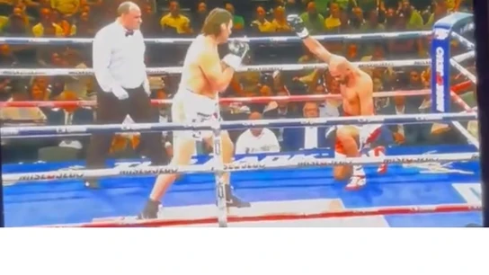 Newfel Ouatah, haciendo un gesto justo al empezar el combate Newfel Ouatah, haciendo un gesto justo al empezar el combate