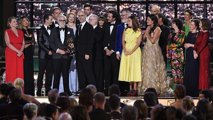 El equipo de 'Succession' recoge el premio a mejor serie dramática.