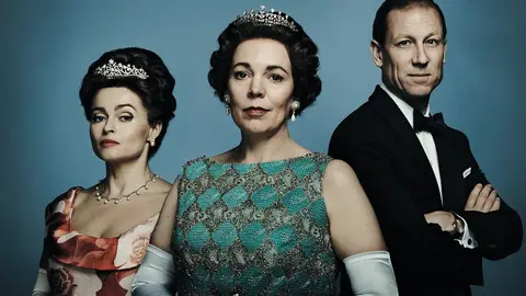 Helena Bonham-Carter, Olivia Colman y Tobias Menzies caracterizados como la princesa Margarita, Isabel II y Felipe de Edimburgo. Helena Bonham-Carter, Olivia Colman y Tobias Menzies caracterizados como la princesa Margarita, Isabel II y Felipe de Edimburgo.