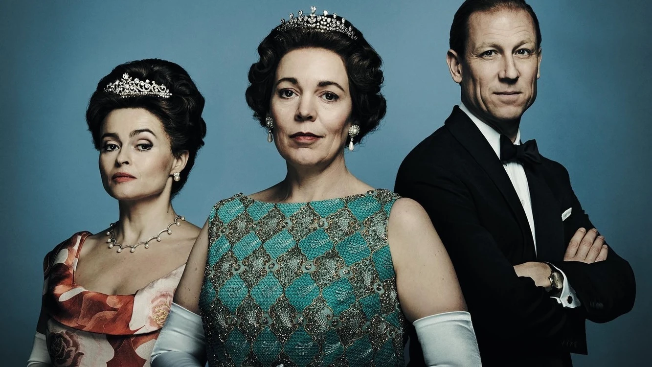 Helena Bonham-Carter, Olivia Colman y Tobias Menzies caracterizados como la princesa Margarita, Isabel II y Felipe de Edimburgo.