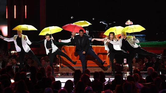 El presentador Kenan Thompson en un número musical durante la gala de los Premios Emmy 2022. El presentador Kenan Thompson en un número musical durante la gala de los Premios Emmy 2022.