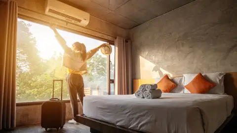 Chica en alojamiento durante el viaje Chica en alojamiento durante el viaje