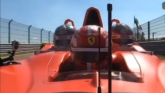 Charles Leclerc, junto a dos amigos en un F1 triplaza Charles Leclerc, junto a dos amigos en un F1 triplaza