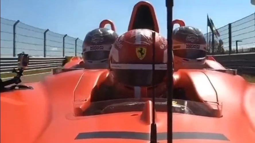 Charles Leclerc, junto a dos amigos en un F1 triplaza