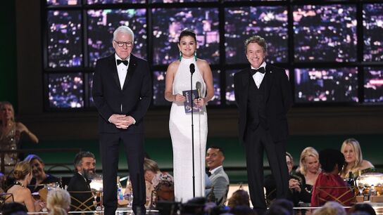 Los protagonistas de 'Solo asesinatos en el edificio' con haciendo entrega de uno de los premios.