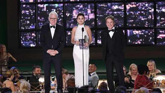 Los protagonistas de 'Solo asesinatos en el edificio' con haciendo entrega de uno de los premios. Los protagonistas de 'Solo asesinatos en el edificio' con haciendo entrega de uno de los premios.