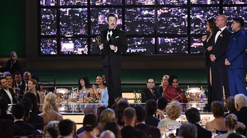 Jason Sudeikis recoge su premio a mejor actor de comedia en los Emmy 2022.