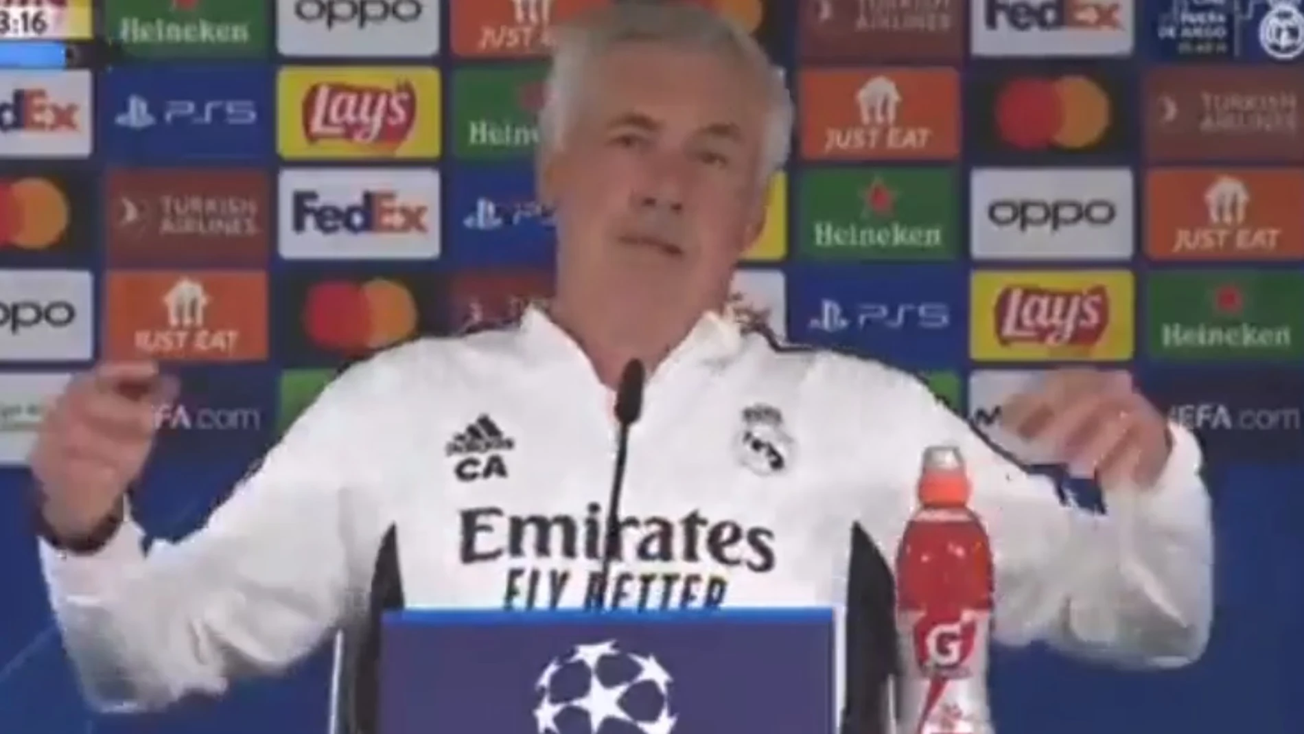 El gesto viral de Ancelotti cuando le preguntan por Mbappé en rueda de prensa: &quot;Bajo los brazos&quot;
