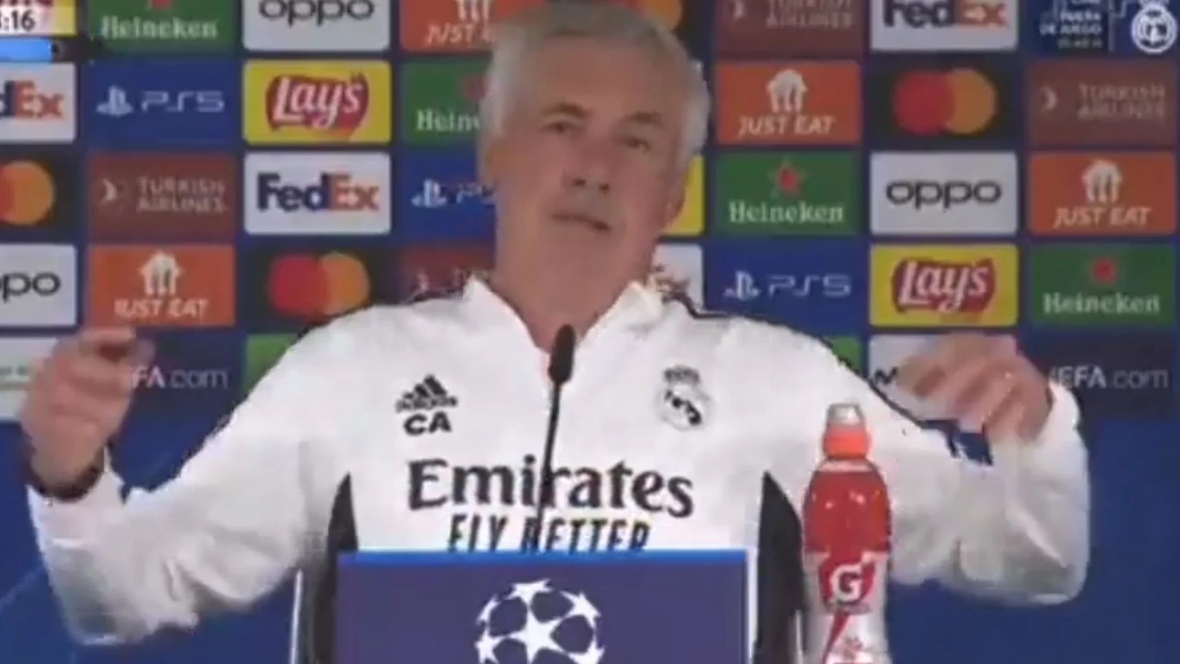 El gesto viral de Ancelotti cuando le preguntan por Mbappé en rueda de prensa: "Bajo los brazos"