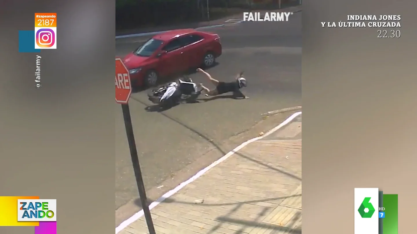 Una mujer sale ilesa tras ser embestida por un coche y caer a una alcantarilla Una mujer sale ilesa tras ser embestida por un coche y caer a una alcantarilla