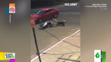 Una mujer sale ilesa tras ser embestida por un coche y caer a una alcantarilla 