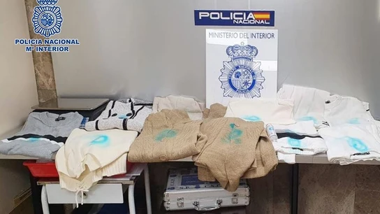 Detenido un pasajero en Barajas que llevaba 17 prendas impregnadas en cocaína. Detenido un pasajero en Barajas que llevaba 17 prendas impregnadas en cocaína.