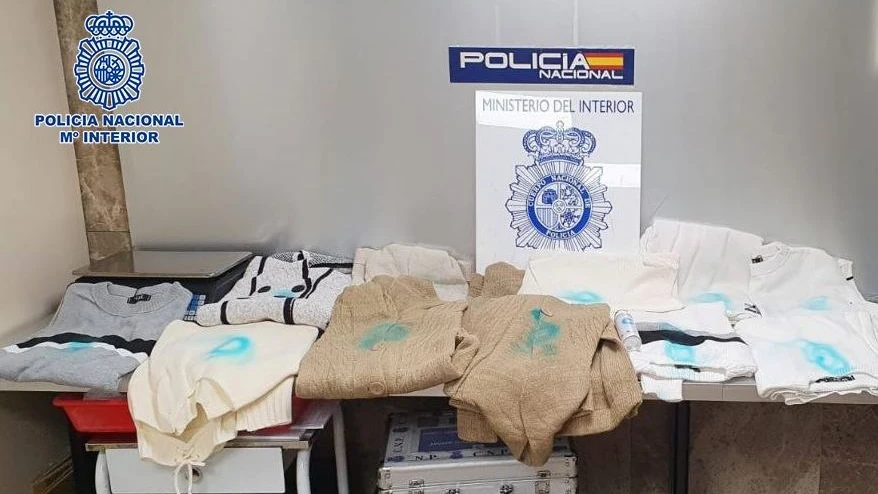 Detenido un pasajero en Barajas que llevaba 17 prendas impregnadas en cocaína.