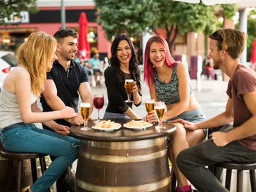 Grupo de jóvenes tomando cañas y tapas en una terraza Grupo de jóvenes tomando cañas y tapas en una terraza