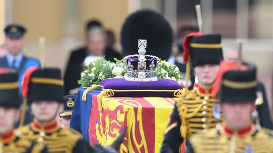 El féretro de la reina Isabel II, más pesado (aún) que el de Lady Di: por qué hacen falta 10 personas para portarlo El féretro de la reina Isabel II, más pesado (aún) que el de Lady Di: por qué hacen falta 10 personas para portarlo