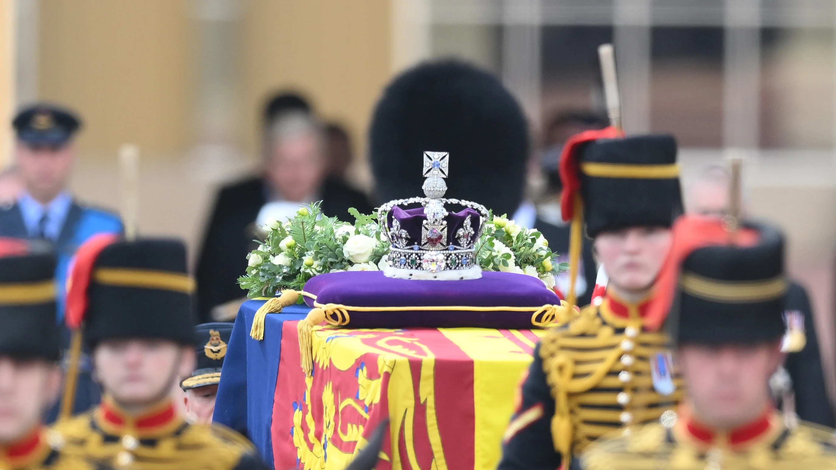 El féretro de la reina Isabel II, más pesado (aún) que el de Lady Di: por qué hacen falta 10 personas para portarlo