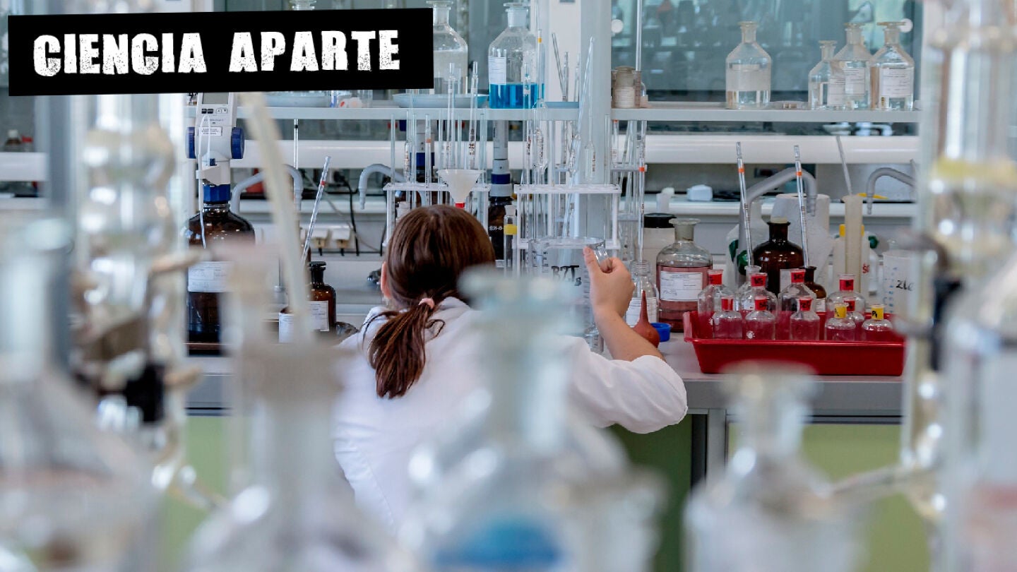 Una cient&iacute;fica trabaja en un laboratorio
