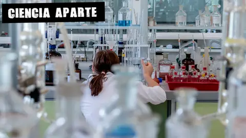 Una científica trabaja en un laboratorio Una científica trabaja en un laboratorio