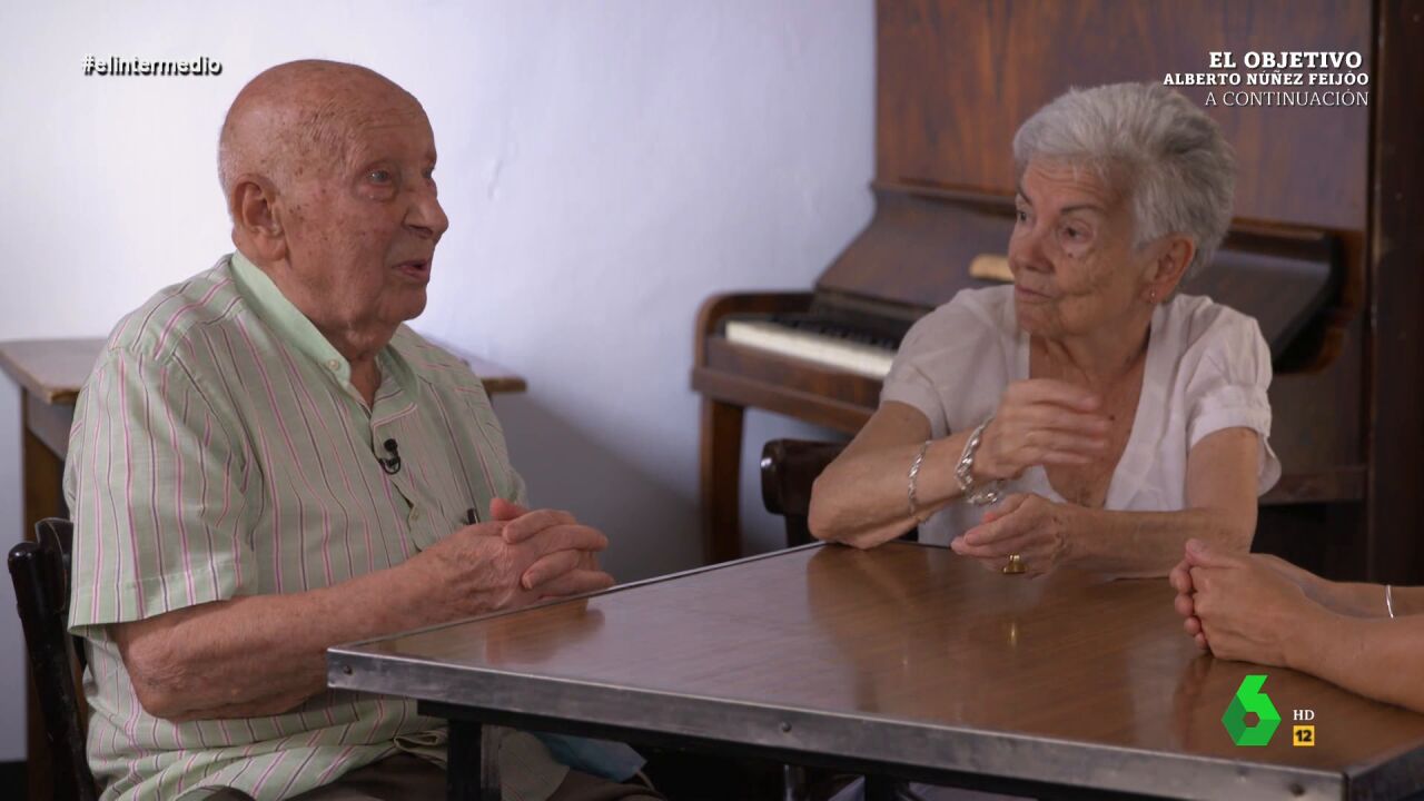 Dos ancianos se emocionan al contar cómo actuando en teatro combaten la soledad: "Si no estaríamos en casa metidos en la cama" - Vimarsana News