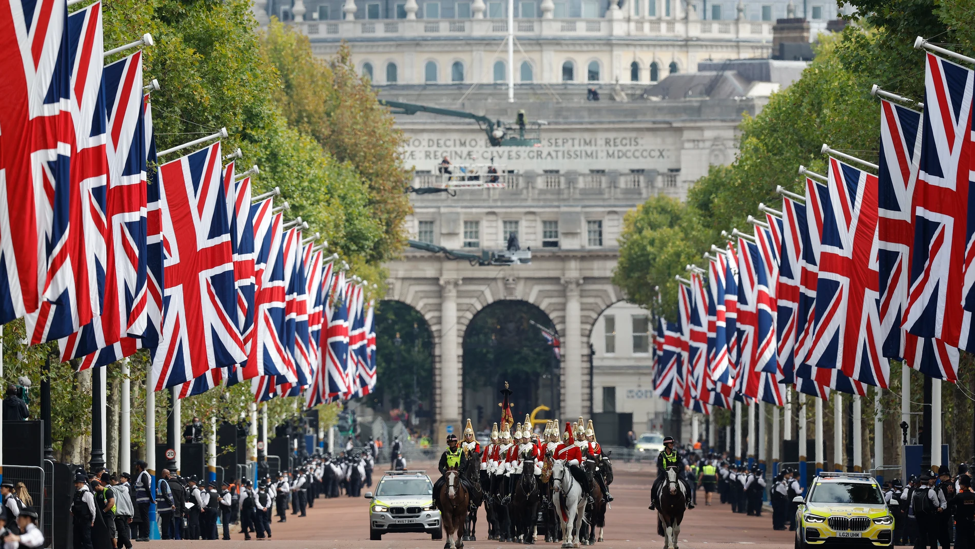 La Caballería Real se abre paso antes del funeral de Isabel II por Londres