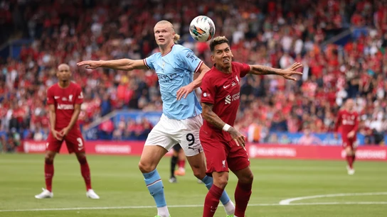 Haaland y Firmino disputan un balón Haaland y Firmino disputan un balón