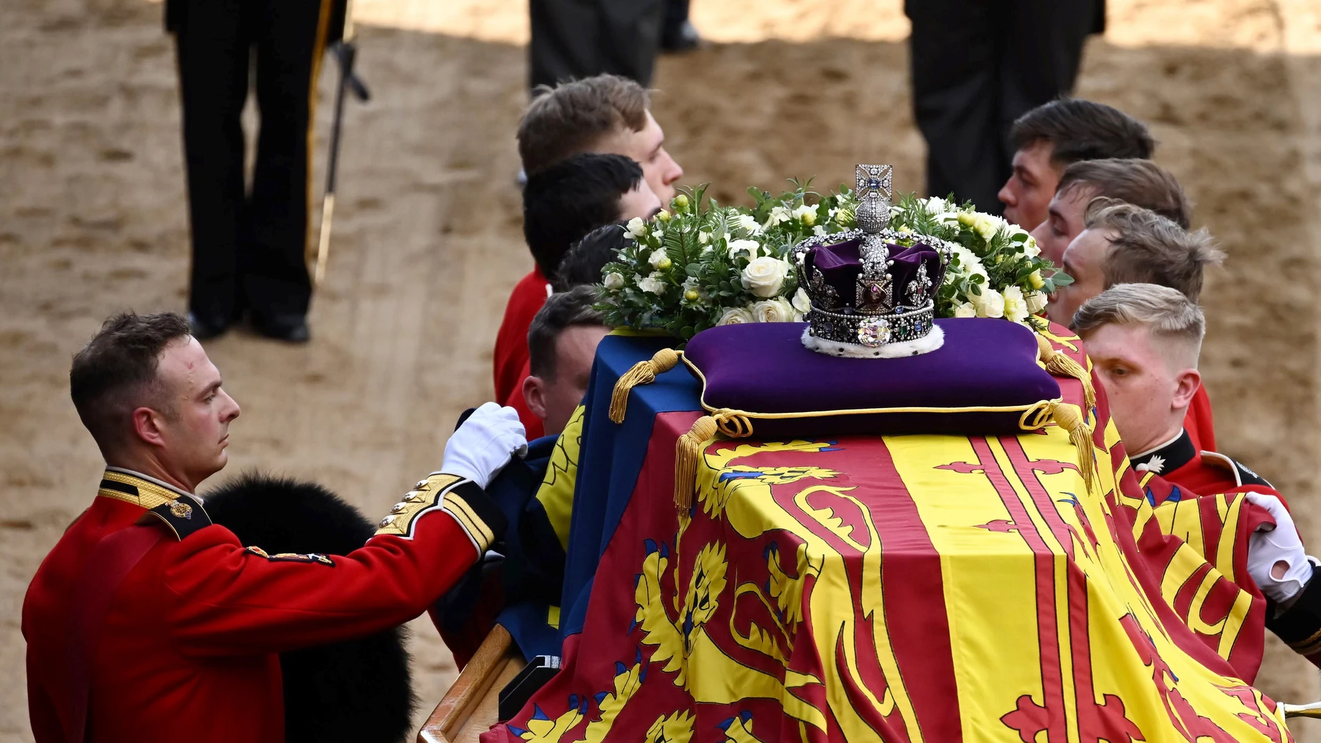 La corona de flores, la corona real sobre el ataúd de Isabel II