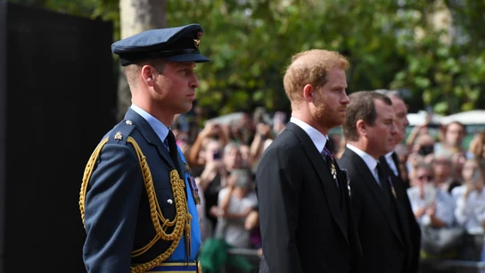 El príncipe Guillermo, junto al príncipe Harry, en el cortejo fúnebre de Isabel II El príncipe Guillermo, junto al príncipe Harry, en el cortejo fúnebre de Isabel II