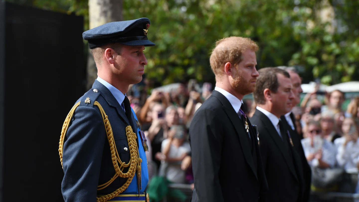 El príncipe Guillermo, junto al príncipe Harry, en el cortejo fúnebre de Isabel II El príncipe Guillermo, junto al príncipe Harry, en el cortejo fúnebre de Isabel II