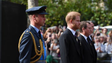 El príncipe Guillermo, junto al príncipe Harry, en el cortejo fúnebre de Isabel II