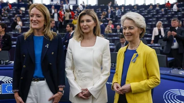 Roberta Metsola (izda.), Olena Zelenska (centro) y von der Leyen (dcha.), en el Parlamento Europeo.