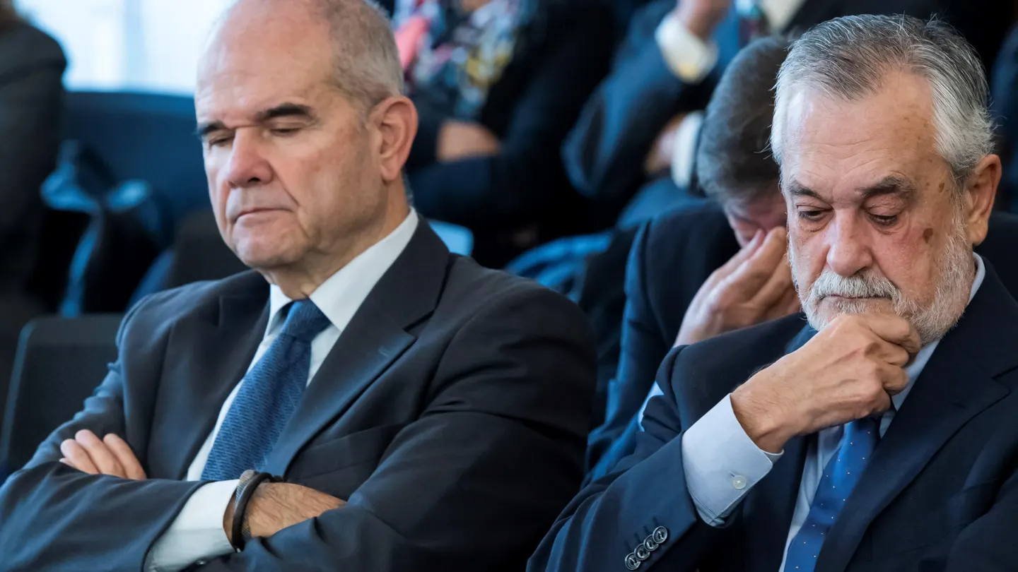 Los expresidentes andaluces Manuel Chaves (i) y José Antonio Griñán (d), en la sala de la Audiencia de Sevilla Los expresidentes andaluces Manuel Chaves (i) y José Antonio Griñán (d), en la sala de la Audiencia de Sevilla