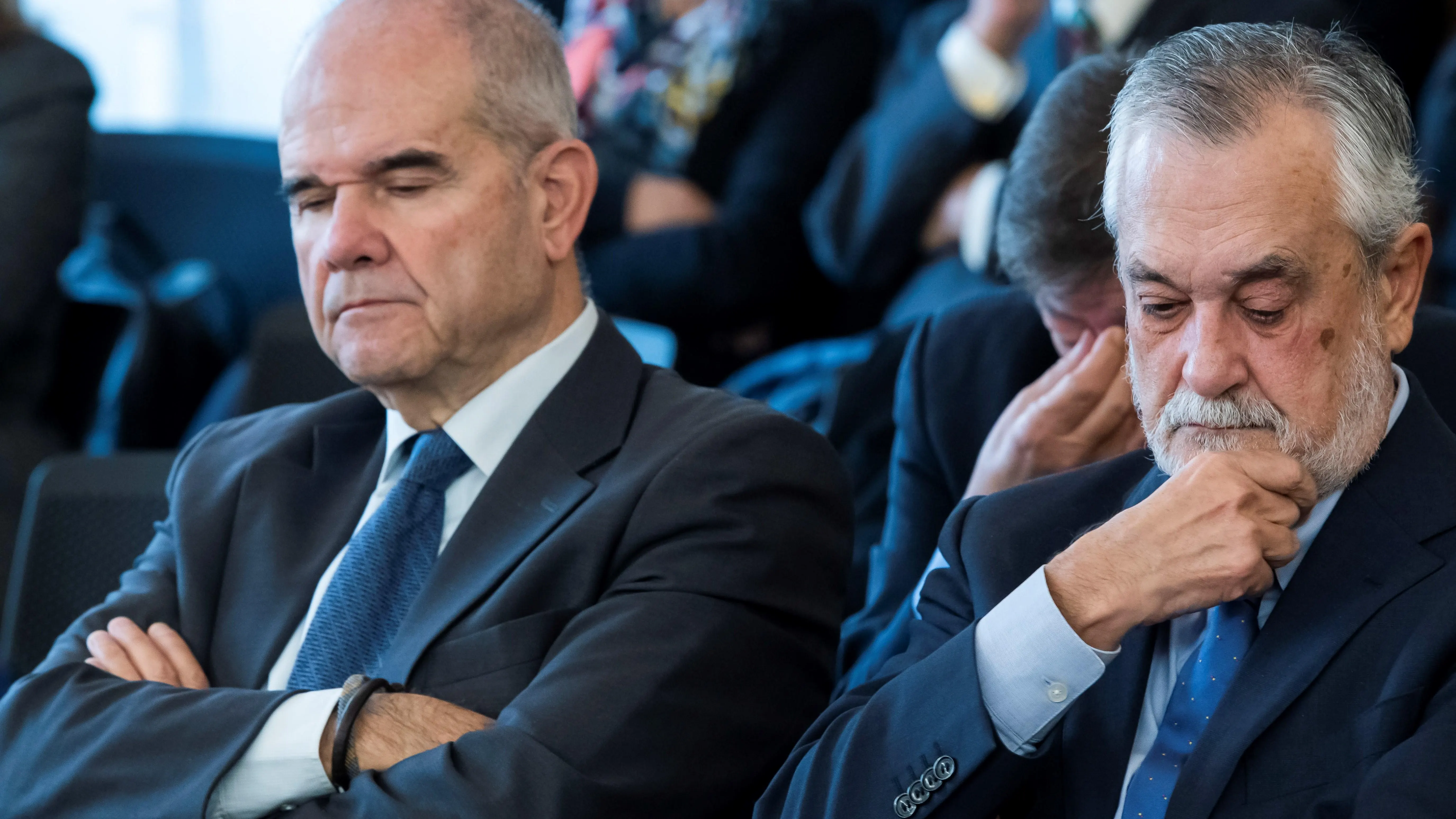 Los expresidentes andaluces Manuel Chaves (i) y José Antonio Griñán (d), en la sala de la Audiencia de Sevilla