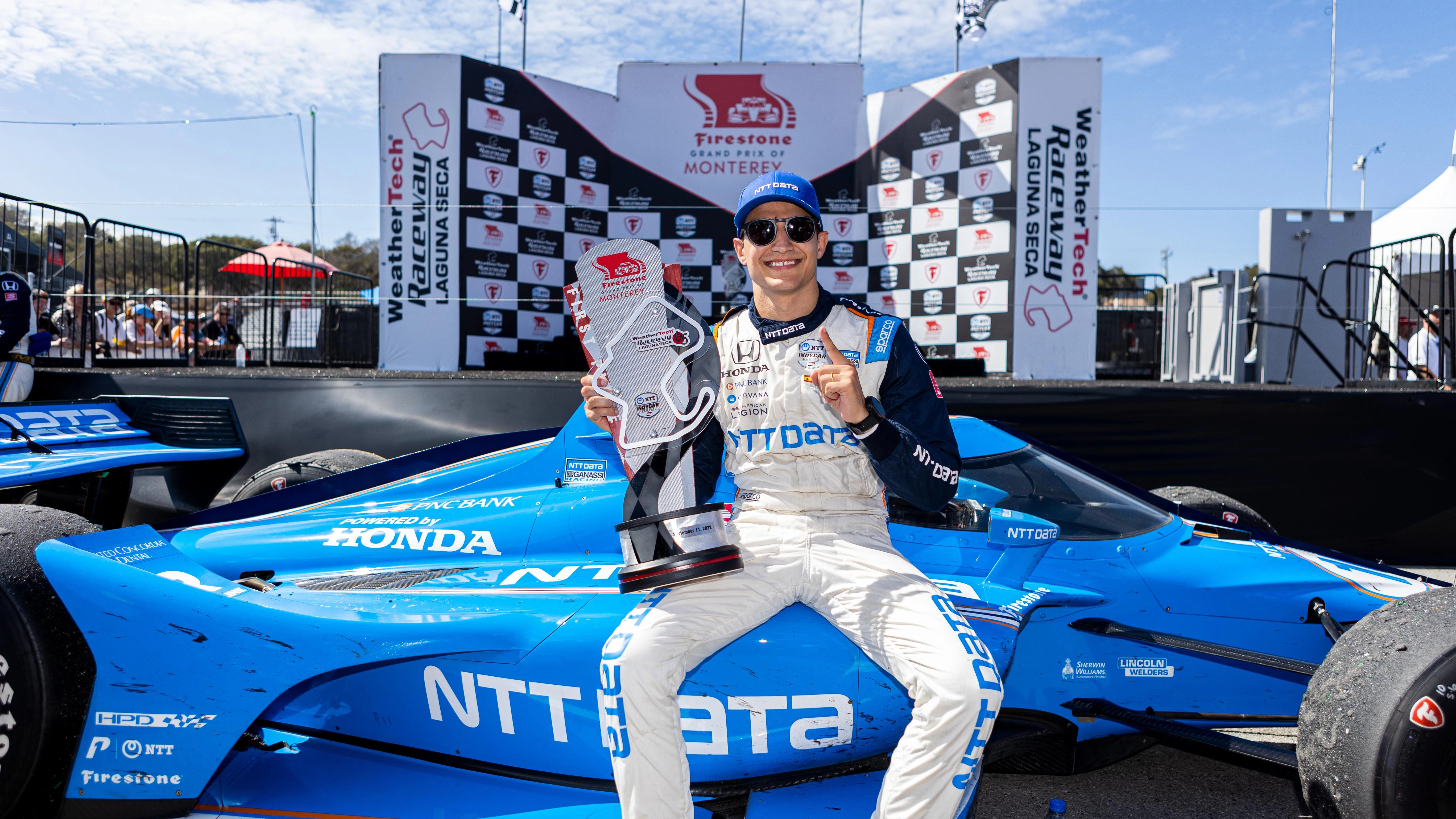 Álex Palou, con su coche de la IndyCar