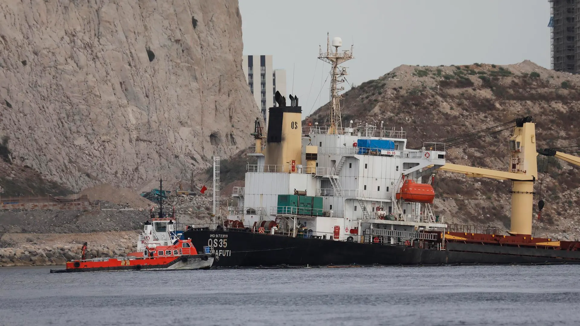 El capitán del buque accidentado en Gibraltar, acusado de siete infracciones