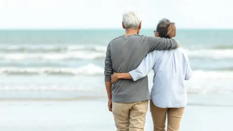 Una pareja paseando Una pareja paseando
