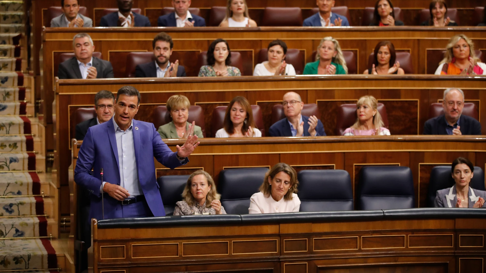El presidente del Gobierno, Pedro Sánchez, recibe la ovación de la bancada socialista durante la sesión de control al gobierno celebrada este miércoles en el Congreso.
