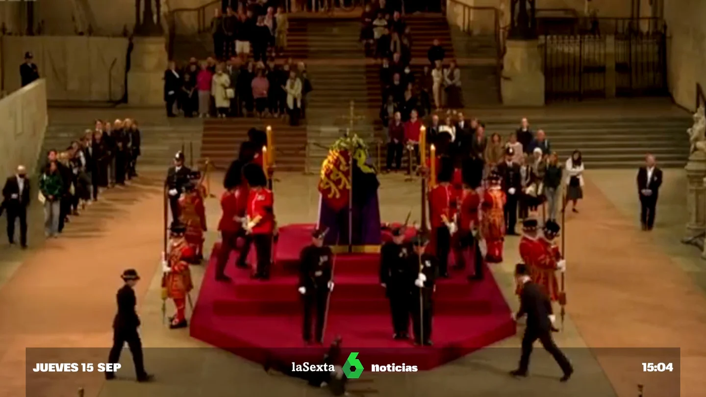 Un guardia real se desmaya mientras custodiaba el féretro de la reina Isabel II Un guardia real se desmaya mientras custodiaba el féretro de la reina Isabel II