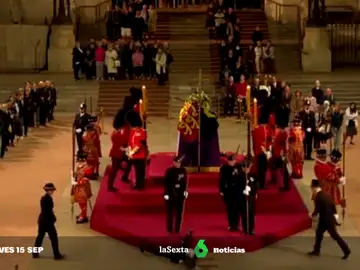 Un guardia real se desmaya mientras custodiaba el féretro de la reina Isabel II