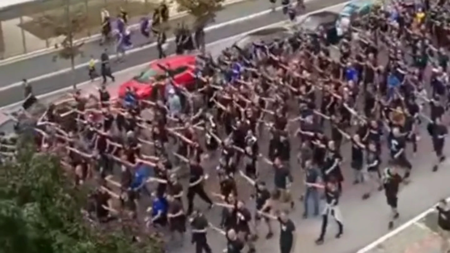 Los ultras del Dinamo de Zagreb, haciendo el saludo nazi en la previa Los ultras del Dinamo de Zagreb, haciendo el saludo nazi en la previa
