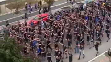 Los ultras del Dinamo de Zagreb, haciendo el saludo nazi en la previa