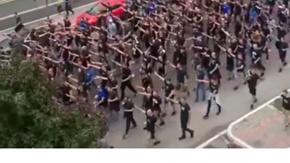 Los ultras del Dinamo de Zagreb, haciendo el saludo nazi en la previa