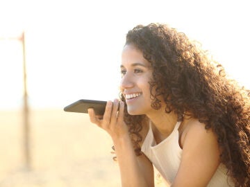 Mujer escuchando una nota de voz