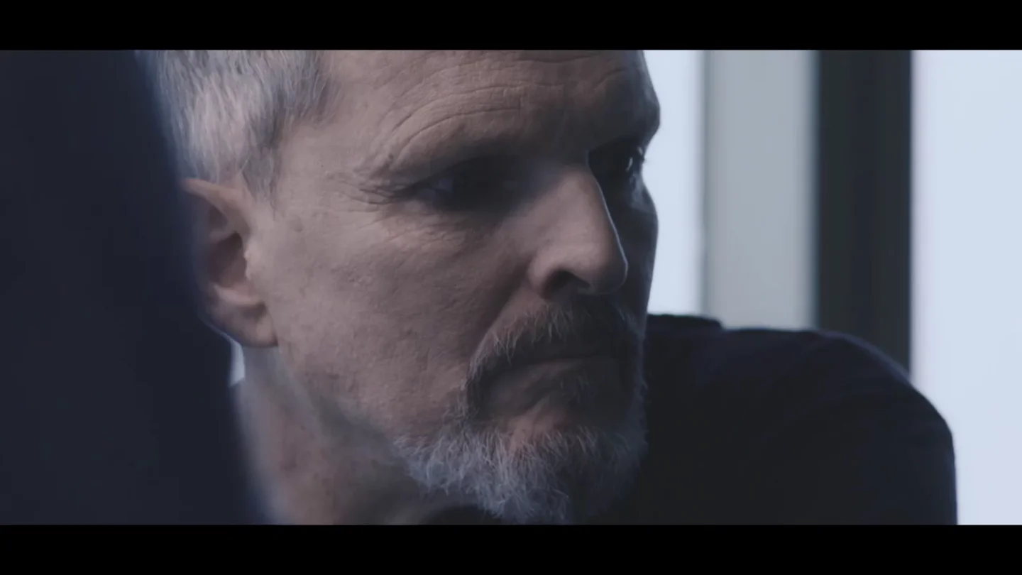 Las surrealistas reacciones de Miguel Bosé en plena entrevista que sorprenden a Jordi Évole: "¿Por qué haces eso?" Las surrealistas reacciones de Miguel Bosé en plena entrevista que sorprenden a Jordi Évole: "¿Por qué haces eso?"
