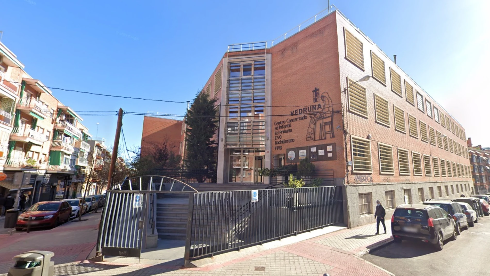Fachada del colegio Vedruna, en Carabanchel (Madrid)